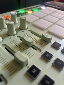 Synido Tempopad C16 - Bluetooth Midi Controller for iPad/DAW - Picture 1 of 11