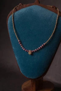 Tulasi Kanthimala con colgante Radhe | Hecho a mano en Mayapur - Imagen 1 de 12