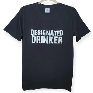 Neu ohne Etikett Designated Drinker Grafik Größe Medium 100 % Baumwolle schwarzes T-Shirt - Bild 1 von 6