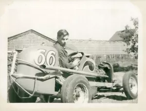 1942 Zwerg Rennwagen Foto #18 fährt seinen Rennwagen #66 zu Hause - Bild 1 von 1