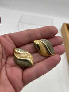 Vintage Clip On Earrings Light Green and Gold Tone - Picture 1 of 5