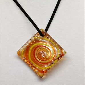 Ciondolo in vetro di Murano a forma di diamante arancione e giallo 36” su cordino nero NUOVO D13 - Foto 1 di 3