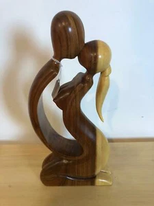Skulptur Liebespaar küssend H 8" ein massives Stück Akazienholz Handarbeit - Bild 1 von 3