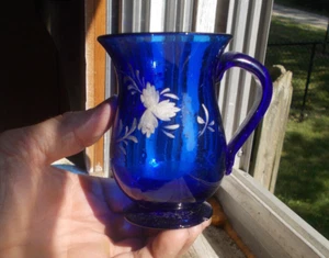 1840er KOBALTBLAU FREI MUNDGEBLASEN GLAS KINDERBECHER APPLIZIERTER GRIFF BEMALT BLUMEN - Bild 1 von 9