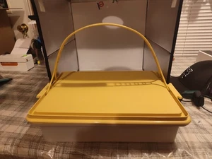 Vtg Tupperware Square/Rectangl Cake/Cup Cake Carrier Harvest Gold/Sheer w/Handle - Picture 1 of 3