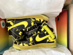 Taglia 10.5 - Nike Dunk High 1985 SP Yellow Strike 2022 - Foto 1 di 3