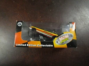 Action 1/64 Mike Dunn Pisano auto divertente pressofusa nuova con scatola - Foto 1 di 3