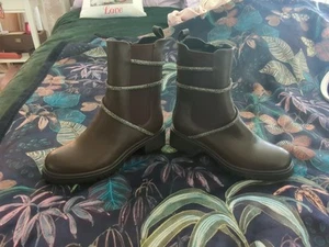 New Brown Size 7 Women Boots No Box - Picture 1 of 5