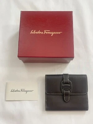 Cartera compacta plegable Salvatore Ferragamo piel de becerro accesorios de cuero marrón Foto 1 de 4