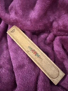 ANTICA SCATOLA PORTAMATITE LEGNO PIANO SCORREVOLE 1800-1900 DECORAZIONE FLOREALE DICHIARAZIONE VITTORIANA - Foto 1 di 7