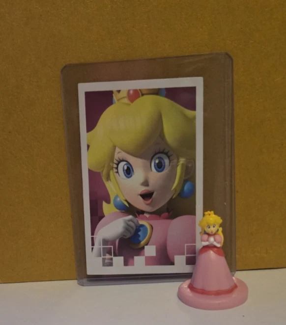 2017 MONOPOLY 游戏玩家桃子人偶令牌和角色卡 — 第 1/1 张图片