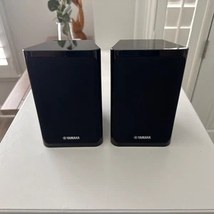 PAIR OF YAMAHA SURROUND SOUND BOOKSHELF SPEAKERS NS-B40 100W - Picture 1 of 3