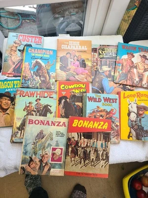 Bundle of 12 Vintage Western Annuals - Image 1 of 4