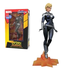 Captain Marvel Statue - Picture 1 of 1