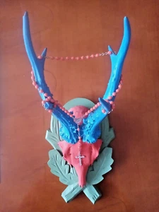 Rehgeweih auf Trophäenbrett Eichenlaub, Wanddeko Rosa, Bayrisch Blau, Rosenkranz - Picture 1 of 6