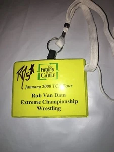 INSIGNIA FUTURE IS ON CABLE ECW RVD FIRMADA A MANO ECW EVENTO BACKSTAGE - Imagen 1 de 4