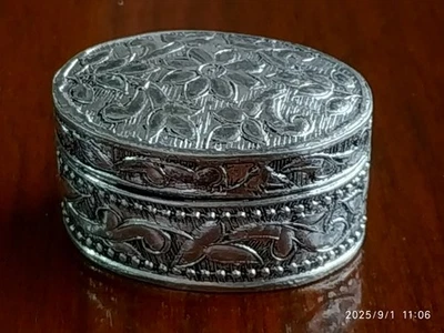 ARGENTO 800 SCATOLINA PORTAPILLOLE OVALE ANTICA DECORI ETNICI IDEA REGALO - Immagine 1 di 4