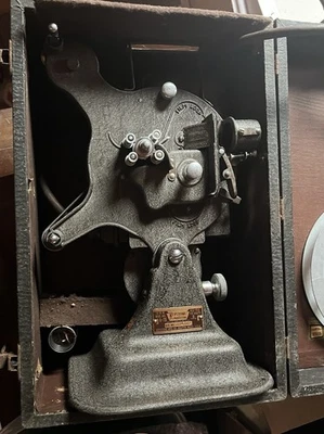 Projetor de Filme Vintage Keystone Modelo A-75 16mm Na Caixa Original - Imagem 1 de 4