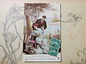 Carte Postale ancienne fantaisie Couple l'art des compliments Amour 1900 - Imagen 1 de 2