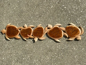 MEERESSCHILDKRÖTE & FREUNDE NATÜRLICHES TEAKHOLZ HÄNGENDE WANDKUNST PLAKETTE TERRASSE WOHNDEKO - Bild 1 von 1