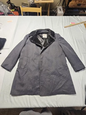 London Fog men's wool-blend overcoat with faux fur collar/lining Read Descriptio - Image 1 of 4