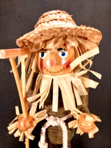 16" Holz Vogelscheuche Nussknacker Strohhut Rechen grüne Kleidung Hobby Lobby - Bild 1 von 7