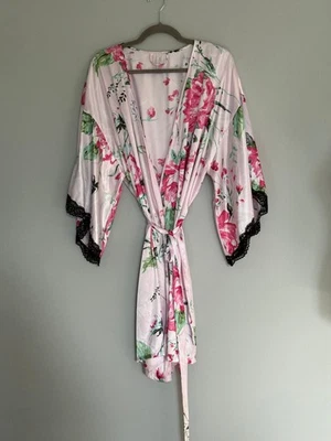 SECRET TREASURES WOMEN'S SATIN ROBE. SIZE: 2X(18W-20W) PINK FLORAL BLACK LACE - Image 1 of 4