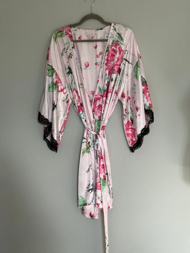 ROUPÃO DE CETIM FEMININO SECRET TREASURES. TAMANHO: 2X (18W-20W) RENDA PRETA FLORAL ROSA - Imagem 1 de 4