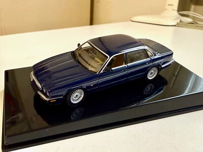AUTOART 53571 JAGUAR XJ8 BLU MET. 1-43 - Immagine 1 di 4