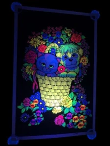 VINTAGE 1982 AA Grafik Samt SCHWARZLICHT Korb der Liebe Welpe Kätzchen Poster - Bild 1 von 5