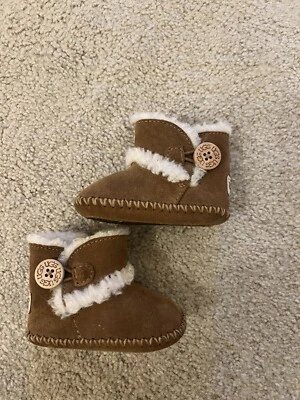 Uggs recién nacidos Foto 1 de 3