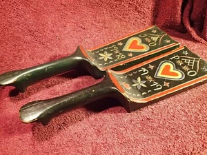 Lot / 2 ANTIQUE 1918 & 1919 HANDPAINTED CARVED WOOD TOOLS BEATERS SWEDEN SWEDISH - Picture 1 of 9