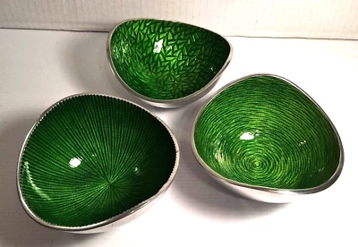 Juego de 3 cuencos pequeños artesanales Simply Designz de metal con esmalte verde resorte Foto 1 de 4