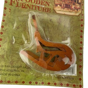 Mueble mecedora de madera miniatura vintage para sala de muñecas - Imagen 1 de 7