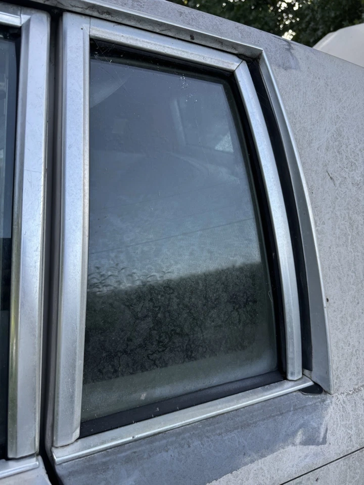 1980 - 1985 凯迪拉克轿跑车 De Ville 司机侧后座窗户玻璃(无装饰) — 第 1/1 张图片