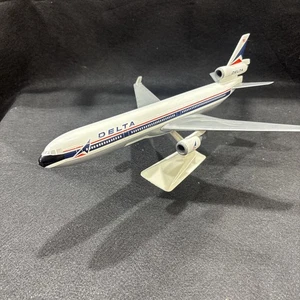 1:400 Dragon Wings Delta AirLines MD-11 Aircraft Plastic - Picture 1 of 6
