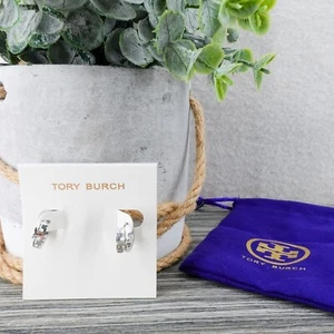 Pendientes de aro Huggie esmaltados Tory Burch Serif-T plata/marfil OS - Imagen 1 de 12