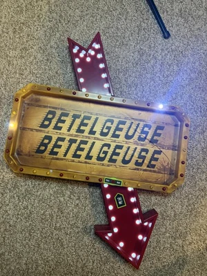 Letrero de flecha iluminado Beetlejuice Betelgeuse decoración de pared espíritu Halloween Foto 1 de 3