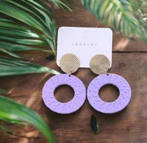 Pendientes superiores de oro redondo de 2 1/2" con aro tejido púrpura colgante - Imagen 1 de 4