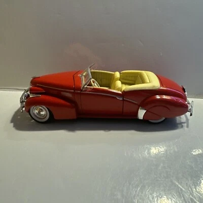 Signature Model 1:32 Die-Cast 1940 Cadillac Convertible Series 62 Vintage（w) - Image 1 of 4