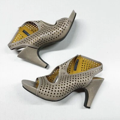 Tsubo Casius 穿孔皮革凉鞋 Putty 女式 7 码 — 第 1/4 张图片