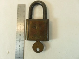 Candado de latón Yale con llave vástago endurecido Yale & Towne cuerpo de 2 por 1 3/4 pulgadas - Imagen 1 de 8