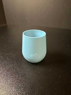 Крошечная чашка ezpz синяя силиконовая тренировочная чашка для младенцев 4 месяца+ — открытая питьевая чашка - Изображение 1 из 4