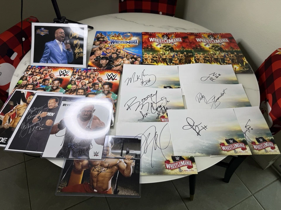 WWE Wrestlemania Programa Oficial Lote de 5 y WWE en Persona Autógrafo Lote de 12 Foto 1 de 4