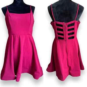 Drei rosa Herzen | kastanienbraunes Kleid mit Rückenform & Fackel - Bild 1 von 5
