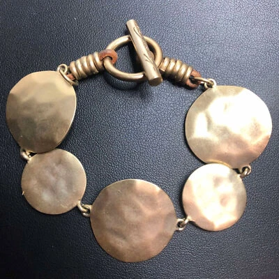 3175 Kenneth Cole dorado martillado disco palanca pulsera 7" largo Foto 1 de 2