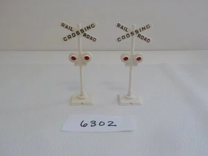 Vtg Bachmann HO Scale Railroad Crossing Signal Sign 2pcs Model Train #6302 - Picture 1 of 4