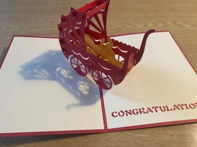 Tarjeta emergente de corte láser de una cuna con un bebé nuevo Foto 1 de 3