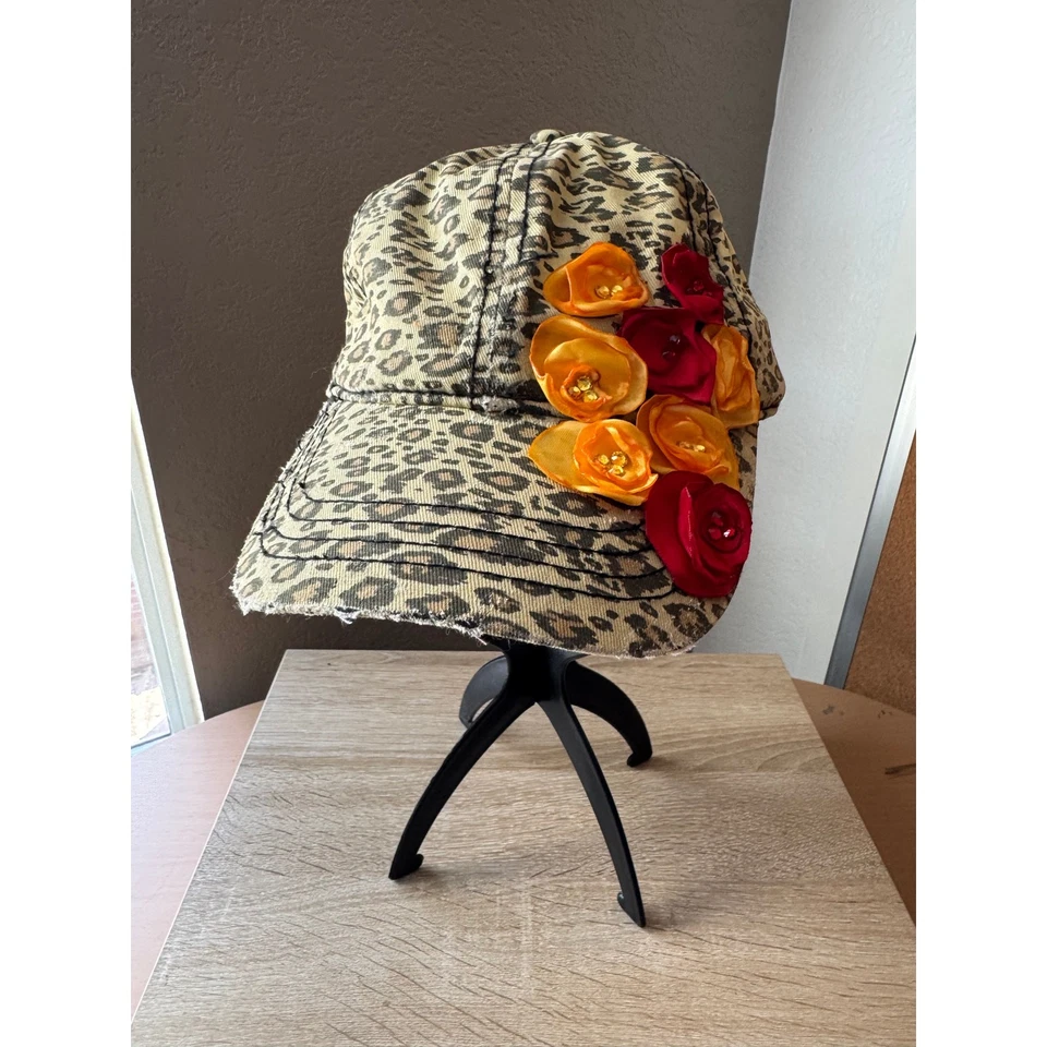 Gorra de baile con estampado de leopardo y apliques florales Foto 1 de 4