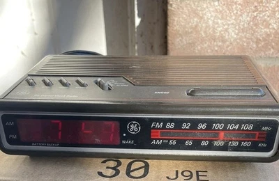 Vintage 1990's GE Model 7-4612A Woodgrain Digital Alarm Clock Radio AM FM Works - Image 1 of 4